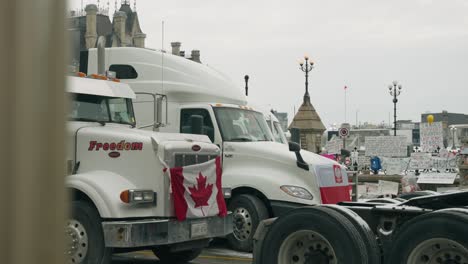 Plakate-Auf-Dem-Zaun-Und-Lastwagen-Mit-Kanadischer-Flagge-Während-Des-Freedom-Convoy-Trucker-Protestes-In-Ottawa,-Kanada