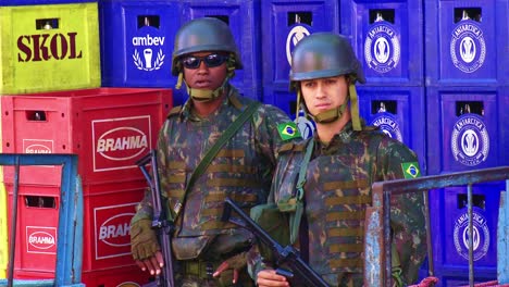 Policías-Fuertemente-Armados-Patrullan-La-Favela-Para-Combatir-El-Crimen-Y-Las-Bandas-De-Narcotraficantes