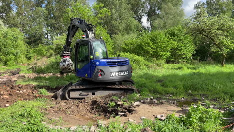 Una-Organización-De-Socorro-Técnico-De-Empleados-Com-Thw-Elimina-Escombros-De-Construcción-Con-Una-Excavadora