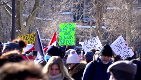 Menschen-Mit-Schildern-Protestieren-Gegen-Die-Covid-19-Maßnahmen-In-Toronto