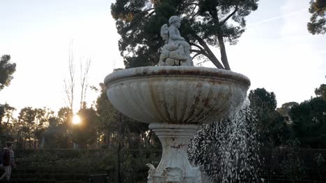 Steinbrunnen-In-Rosaleda-Im-Retiro-Park,-Madrid