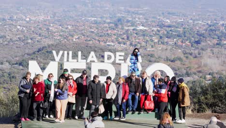 Un-Grupo-De-Turistas-Disfrutando-De-La-Vista-En-Un-Mirador-Con-Vista-A-La-Villa-De-Merlo-Sobre-El-Valle.