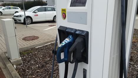 Ladestation-Für-Autos-In-Der-Nähe-Von-Parkplätzen