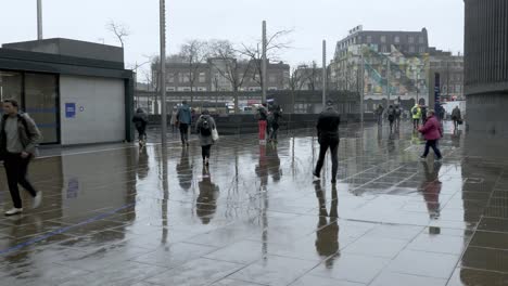 Los-Viajeros-Caminan-Bajo-La-Lluvia-Frente-A-La-Entrada-De-La-Estación-Kings-Cross-De-Londres-Durante-La-Huelga-Del-Metro-El-1-De-Marzo-De-2022