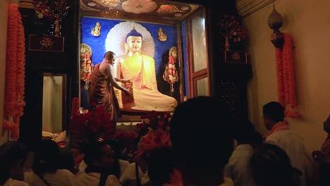 Estatua-De-Buda-Dorada-Con-Monje-Realizando-El-Ritual-Religioso-Diario-Desde-Un-ángulo-Plano.-Video-Tomado-En-El-Templo-Mahabodhi,-Bodh-Gaya,-Bihar,-India,-El-11-De-Febrero-De-2020.