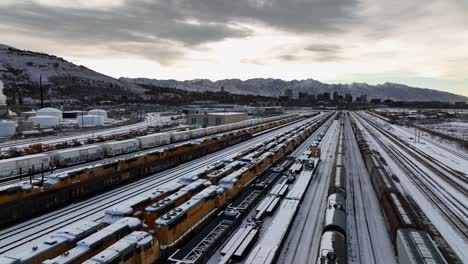 Vista-Aérea-Invernal-Sobre-Los-Ferrocarriles-En-El-Norte-De-Salt-Lake,-Utah:-Camión-A-La-Izquierda-Y-Movimiento-Panorámico