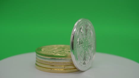 El-Precio-De-La-Criptomoneda-Cardano-Aumenta:-La-Moneda-Metálica-Cardano-Gira-Frente-Al-Fondo-Verde