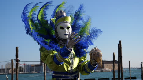 Abracadabra-Distintivo,-Hombre-Enmascarado-Con-Plumas-Y-Máscara-De-Volto-En-El-Carnaval-De-Venecia,-Italia