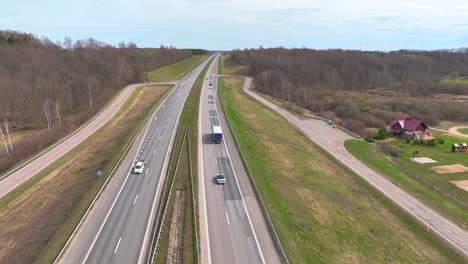 Aerila-Aufnahme,-Nur-Sehr-Wenige-Autos-Fahren-Auf-Der-Autobahn