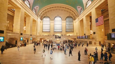 Belebte-Halle-Am-Historischen-Grand-Central-Station-In-Manhattan-Mit-Vielen-Menschen,-Die-Kommen-Und-Gehen