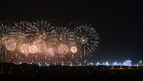 Manama,-Bahrein---16-De-Diciembre:-Fuegos-Artificiales-Exhibidos-En-El-Circuito-Internacional-De-Bahrein-Con-Motivo-Del-Día-Nacional-De-Bahrein