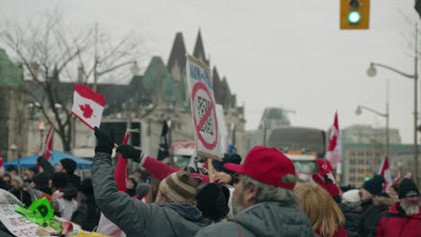 Menschen-Kämpfen-In-Ottawa,-Ontario,-Kanada-Gegen-Die-Regierungsvorschriften-Zur-Covid19-Impfung