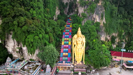 Batu-Höhlen,-Kuala-Lumpur,-Malaysia,-Arulmigu-Murugan-Statue-Und-Bunte-Treppe-Im-Hindu-Tempel