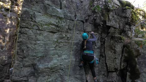 Female-Climber-Climbing-On-A-Steep-Cliff-In-Whitefish,-Montana,-USA