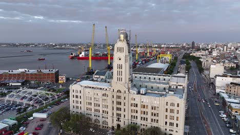 Vista-Aérea-Del-Edificio-De-La-Aduana-Nacional-Y-El-Puerto-De-La-Ciudad,-Montevideo,-Uruguay