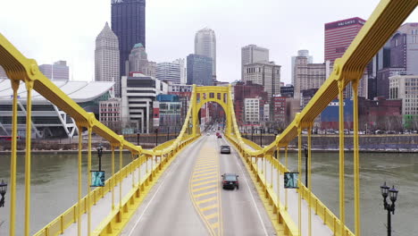 Drohnenflug-Entlang-Der-Roberto-Clemente-Bridge-In-Richtung-Innenstadt-Von-Pittsburgh,-Pennsylvania