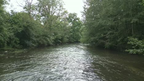 Luftbewegung-Entlang-Des-Flusses-Sarthe-In-Les-Toyères,-Saint-Pierre-Des-Nids,-Frankreich