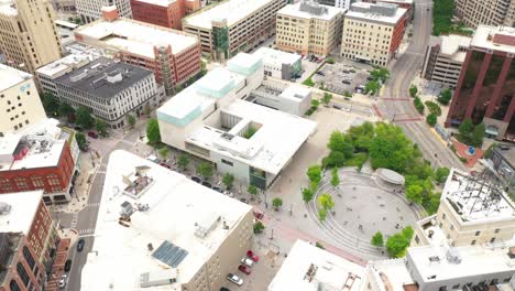 Beautiful-4K-Drone-video-of-downtown-Grand-Rapids,-Michigan-at-Rosa-Parks-Circle