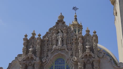 Eine-Nahaufnahme-Der-Kunstvollen-Barockfassade-Im-Balboa-Park,-Die-Die-Detailreiche-Handwerkskunst-Zeigt,-Die-Die-Historische-Und-Kulturelle-Bedeutung-Des-Parks-Verkörpert