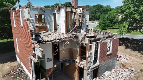 Vista-Aérea-De-Una-Casa-Destruida-Tras-Un-Huracán-En-Estados-Unidos