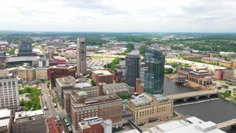 Vídeo-De-Dron-En-4K-Del-Centro-De-Grand-Rapids,-Michigan,-Al-Mediodía