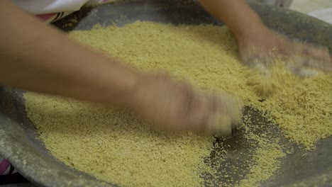 Imágenes-De-Una-Mujer-Preparando-Sémola-Para-El-Cuscús:-Artesanía-Culinaria-Tradicional-Y-Patrimonio-Cultural