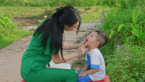 Zahnärztin-Besucht-Junge-Asiatische-Kinder-Mit-Tablet-Zur-Diagnose,-Asiatisches-Gesundheitssystem