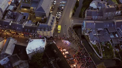 Dynamischer-Luftaufstieg-Der-Pegasus-Parade-Während-Des-Galway-Arts-Festival