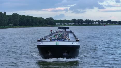 Niederländisches-Tankschiff-„Excellence“-Fährt-Auf-Dem-Fluss-Unter-Bewölktem-Himmel,-Abendansicht