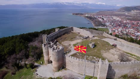 Drohnenaufnahmen-Einer-Festung-Mit-Der-Nordmazedonischen-Flagge-Am-Ohridsee