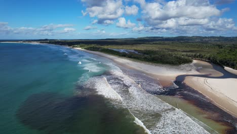 Strand-Von-Ownil-Und-Creek-In-Byron-Bay,-NSW,-Australien-–-Luftaufnahme-Einer-Drohne