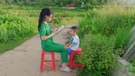 Asien-Gesundheitswesen-Medizinische-Behandlung-Für-Krankheit-Virus-Weibliche-Frau-Arzt-Check-up-Kind-Diagnose-Mit-Tablet-In-Ländlichen-Open-Air-Krankenhaus-Prävention-Wohltätigkeitsorganisation-Südostasien