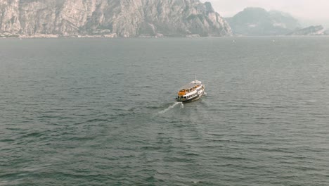 Un-Barco-Turístico-Navegando-Por-El-Lago-De-Garda-En-Italia-En-Un-Día-Soleado