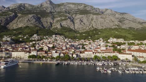 Ciudad-Portuaria-De-Makarska-En-El-Mar-Adriático,-Croacia