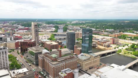 Vídeo-De-Dron-En-4K-Del-Centro-De-Grand-Rapids,-Michigan,-Al-Mediodía