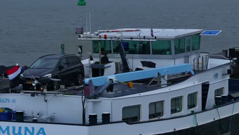 Boot-Mit-Auto-Auf-Deck,-Flusstransport,-Zeigt-Den-Lebensstil-Eines-Reisenden-Schiffsmannes