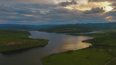 Atemberaubender-Fluss-Hyperlapse-Der-üppigen-Grünen-Hügellandschaft-Bei-Sonnenuntergang