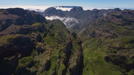 Descubra-La-Belleza-De-La-Isla-De-Madeira-A-Través-De-Imágenes-Dinámicas-Tomadas-Con-Drones