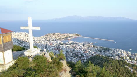 Vista-De-La-Montaña-Y-El-Monumento-De-Kavala,-Vista-Aérea-De-La-Ciudad,-Vista-Panorámica-De-Grecia