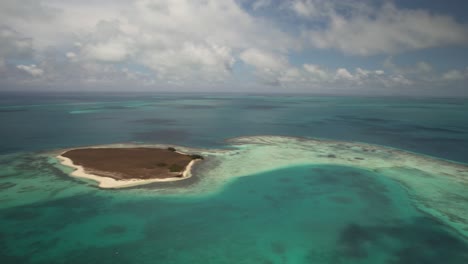 Insel-Dos-Mosquises-In-Los-Roques,-Umgeben-Von-Türkisfarbenem-Wasser-Und-Korallenriffen,-Luftaufnahme