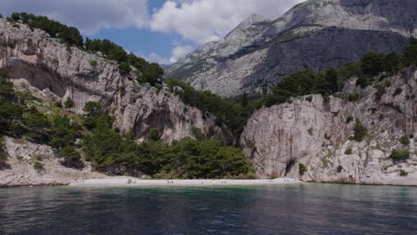 Aproximación-Aérea-Sobre-El-Mar-Adriático-Hacia-La-Playa-De-Nugal-Cerca-De-La-Montaña,-Croacia