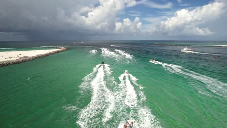 Motorboote-Fahren-Am-Shell-Island-Beach,-Panama-City,-Florida,-USA