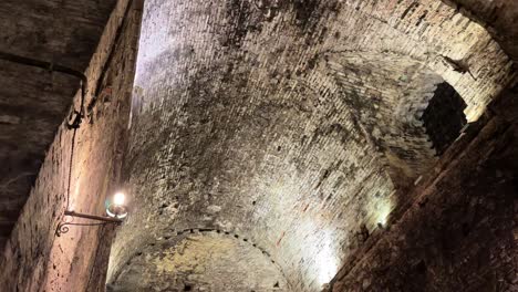 Historische-Unterirdische-Höhle-Verwandelte-Sich-In-Einen-Weinkeller-Aus-Kalk-Und-Ziegeln-In-Montepulciano,-Italien