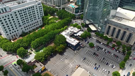 Espacio-De-Estacionamiento-En-El-Vecindario-Comercial-De-Midtown-Atlanta-En-Atlanta,-Georgia