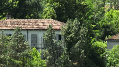 Villa-Abandonada-En-Italia-Rodeada-De-Exuberante-Vegetación,-Perfecta-Para-Explorar-La-Ciudad