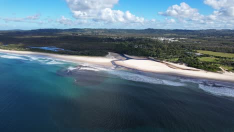 Vista-Aérea-De-La-Playa-Y-El-Arroyo-De-Permanil-En-Byron-Bay,-Nueva-Gales-Del-Sur,-Australia-(fotografía-Con-Dron)