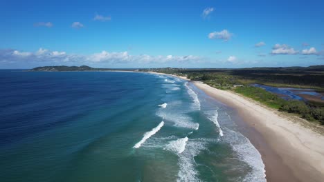 Plätschernde-Wellen-Am-Sandstrand-Von-Ownil-Beach,-Byron-Bay,-New-South-Wales,-Australien-–-Luftaufnahme-Einer-Drohne