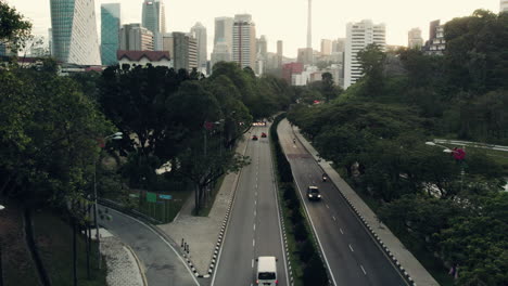 Drohnenkamera-Schwenkt-Vom-Straßenverkehr-Zur-Skyline-Von-Kuala-Lumpur