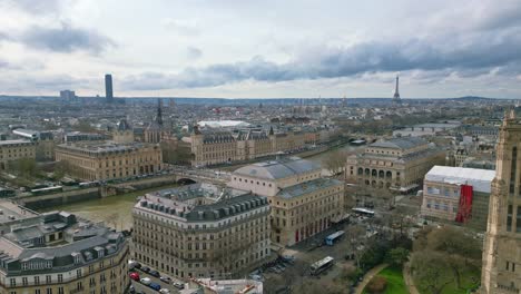 Movimiento-Aéreo-Panorámico-Desde-El-Río-Sena-Y-Sus-Muelles-Sobre-La-Plaza-Sébastopol,-París,-Francia