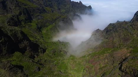 Impresionantes-Imágenes-Tomadas-Con-Un-Dron-De-Un-Arcoíris-Que-Se-Arquea-Sobre-Las-Nubes-En-Un-Exuberante-Valle-Verde-Con-Escarpadas-Montañas